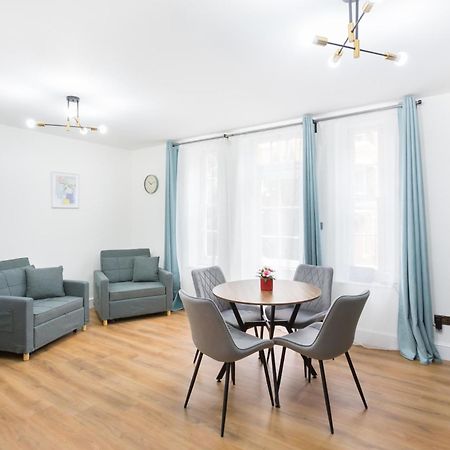 City Centre One Bedroom Apartment Next To Station, Newly Renovated Лондон Экстерьер фото