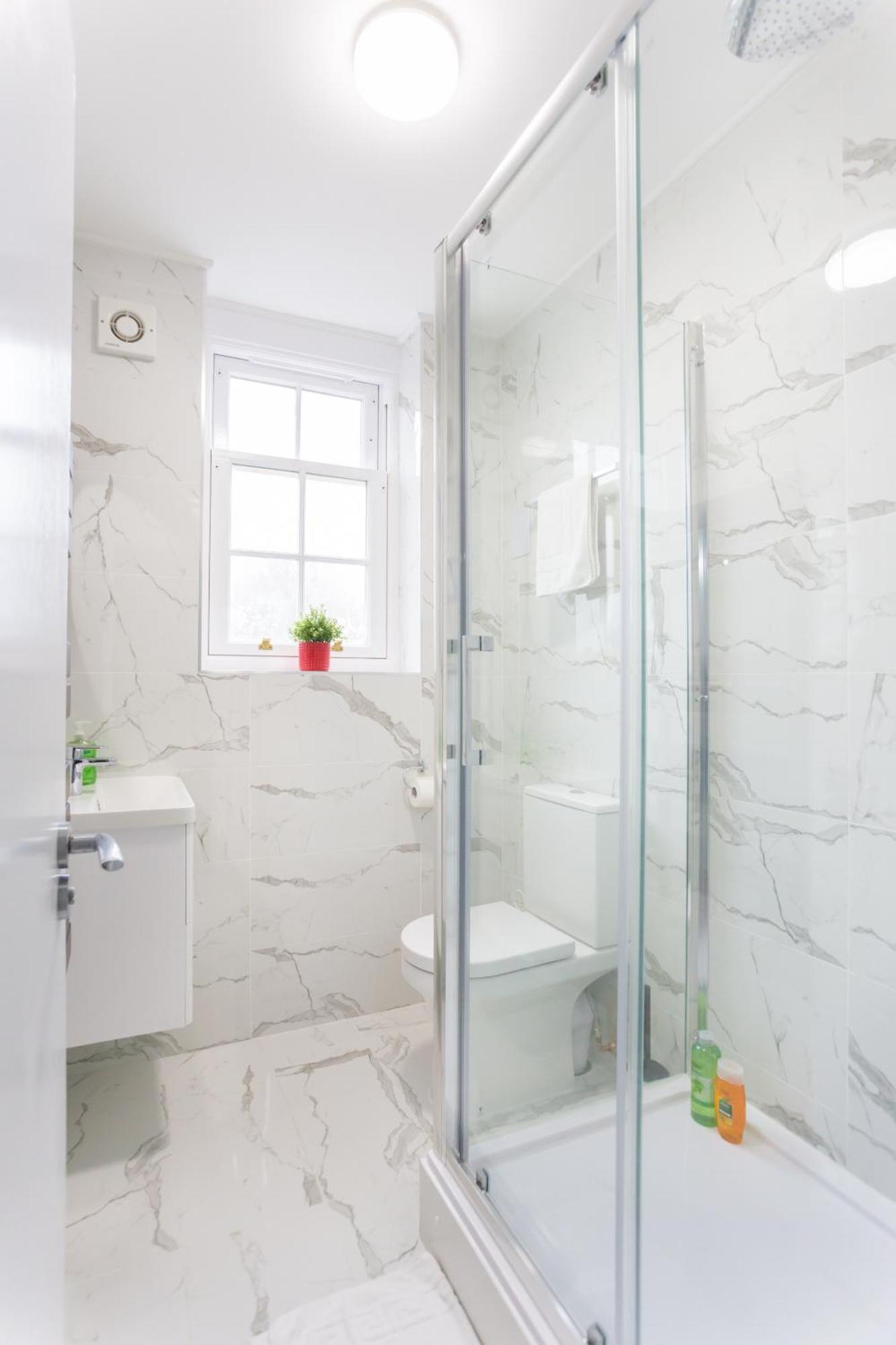 City Centre One Bedroom Apartment Next To Station, Newly Renovated Лондон Экстерьер фото