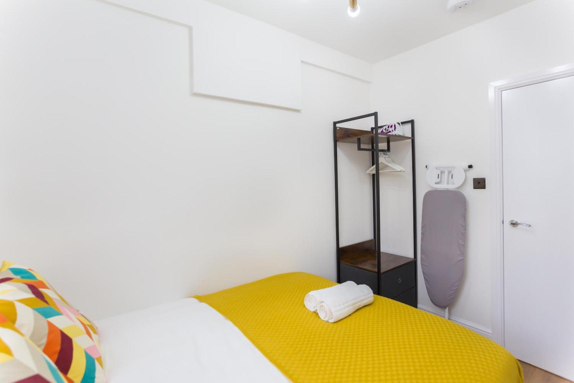 City Centre One Bedroom Apartment Next To Station, Newly Renovated Лондон Экстерьер фото