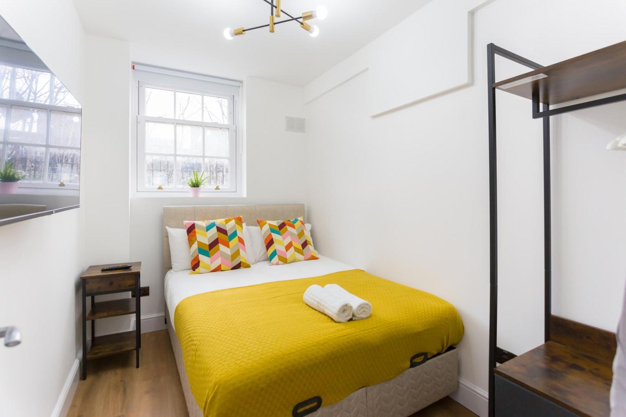 City Centre One Bedroom Apartment Next To Station, Newly Renovated Лондон Экстерьер фото