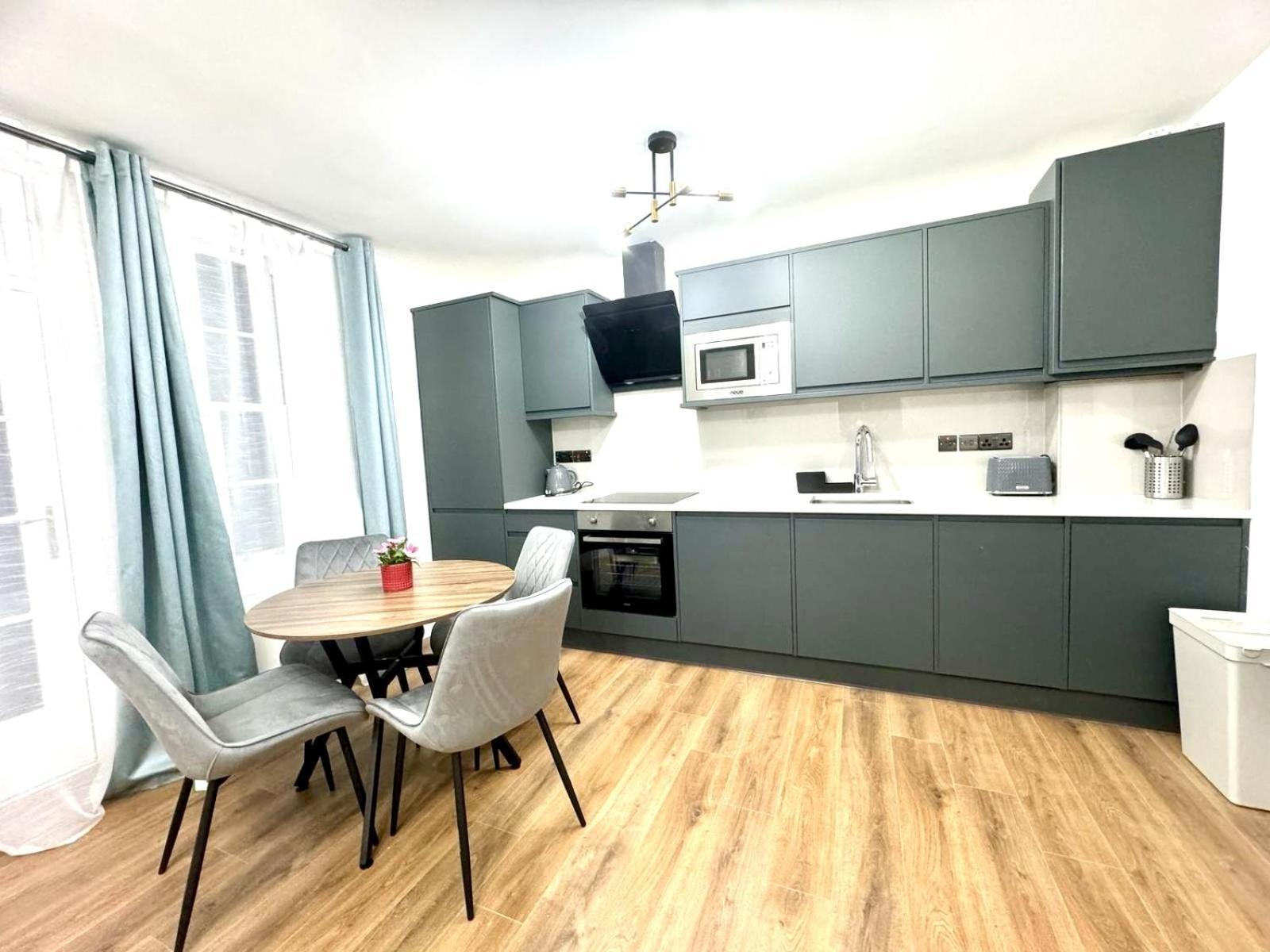 City Centre One Bedroom Apartment Next To Station, Newly Renovated Лондон Экстерьер фото