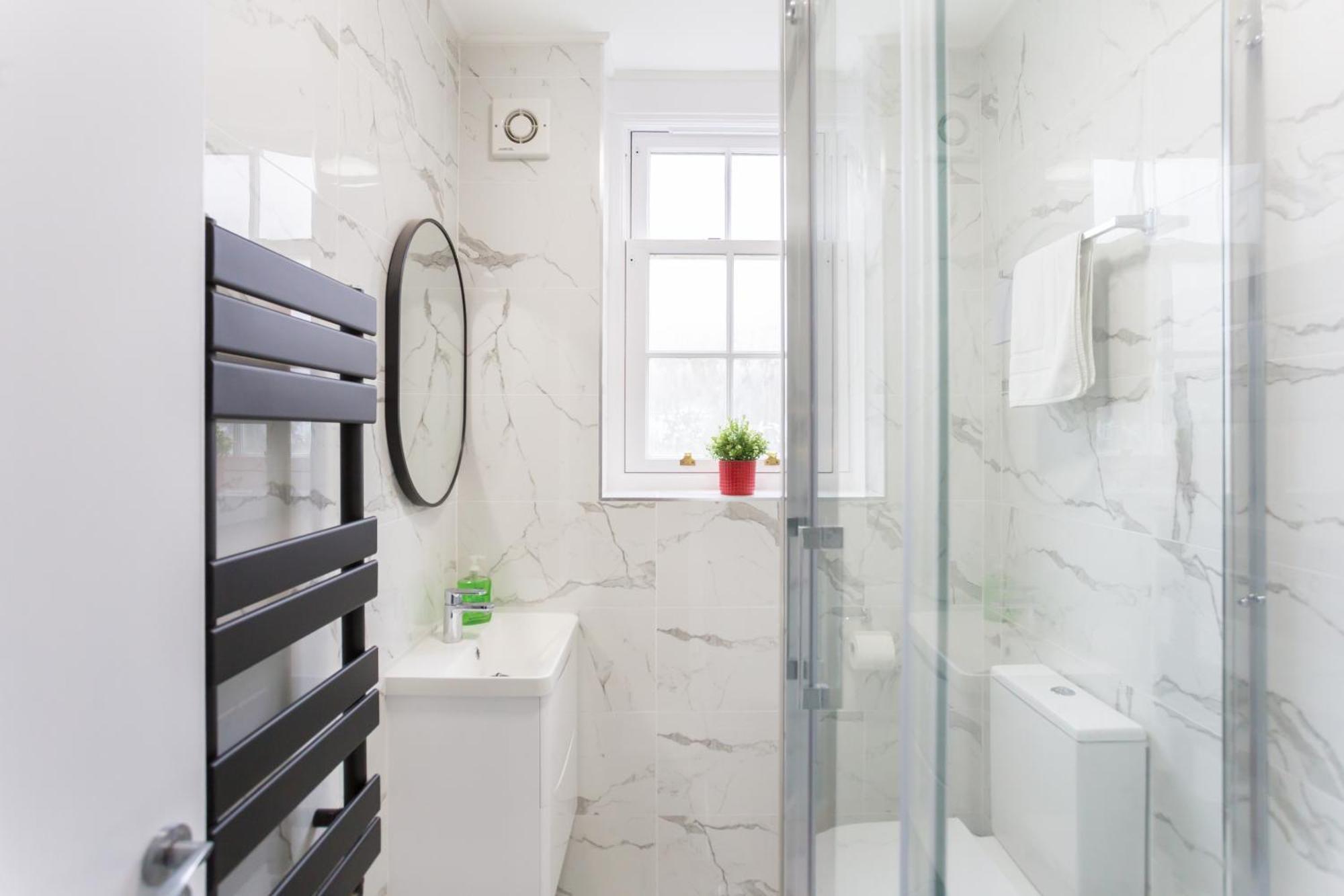 City Centre One Bedroom Apartment Next To Station, Newly Renovated Лондон Экстерьер фото