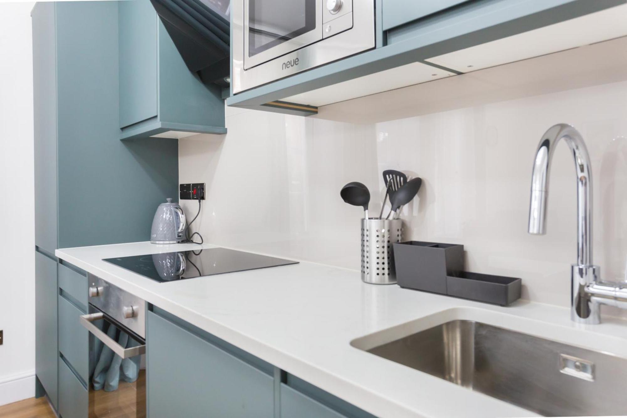 City Centre One Bedroom Apartment Next To Station, Newly Renovated Лондон Экстерьер фото