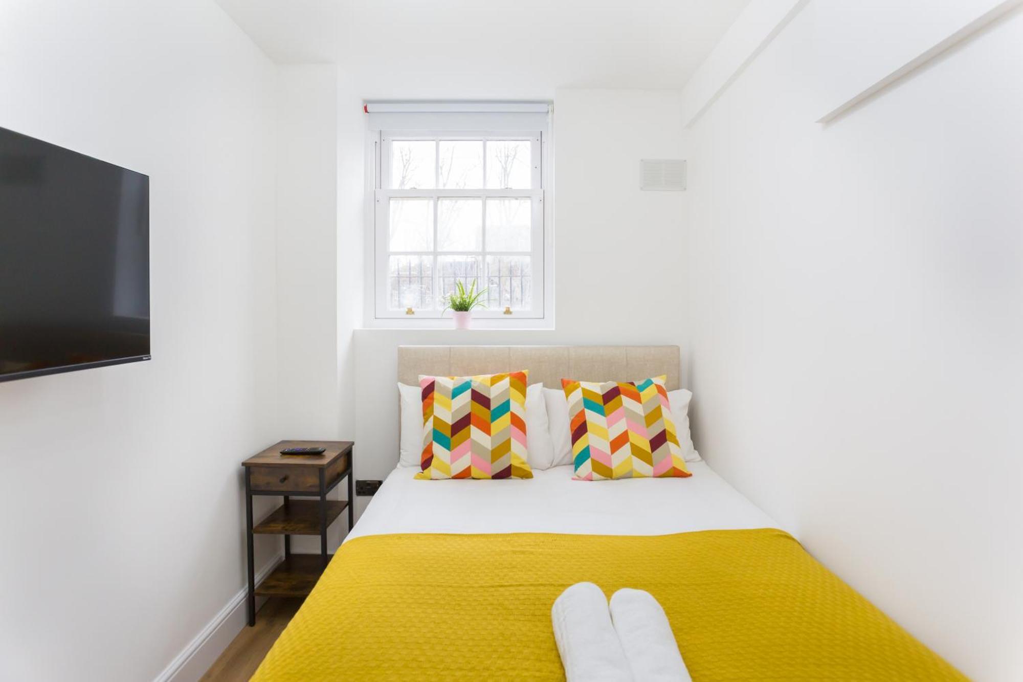 City Centre One Bedroom Apartment Next To Station, Newly Renovated Лондон Экстерьер фото