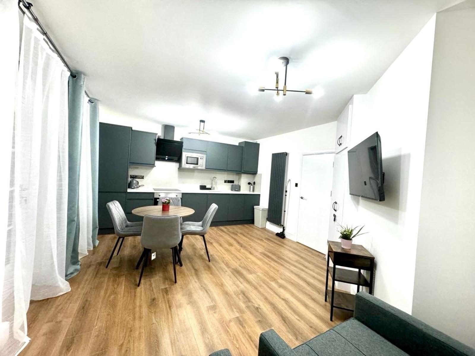 City Centre One Bedroom Apartment Next To Station, Newly Renovated Лондон Экстерьер фото