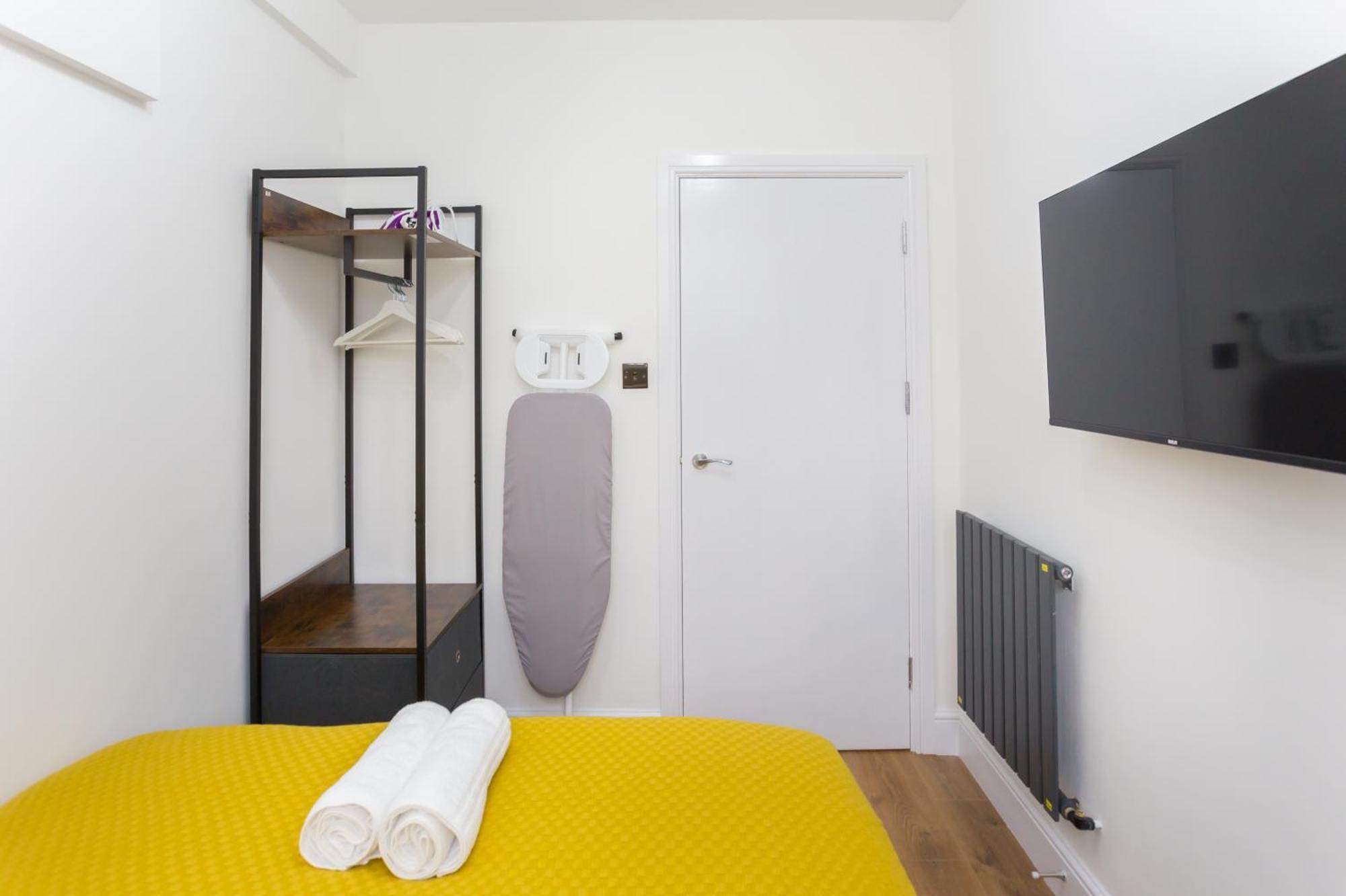 City Centre One Bedroom Apartment Next To Station, Newly Renovated Лондон Экстерьер фото