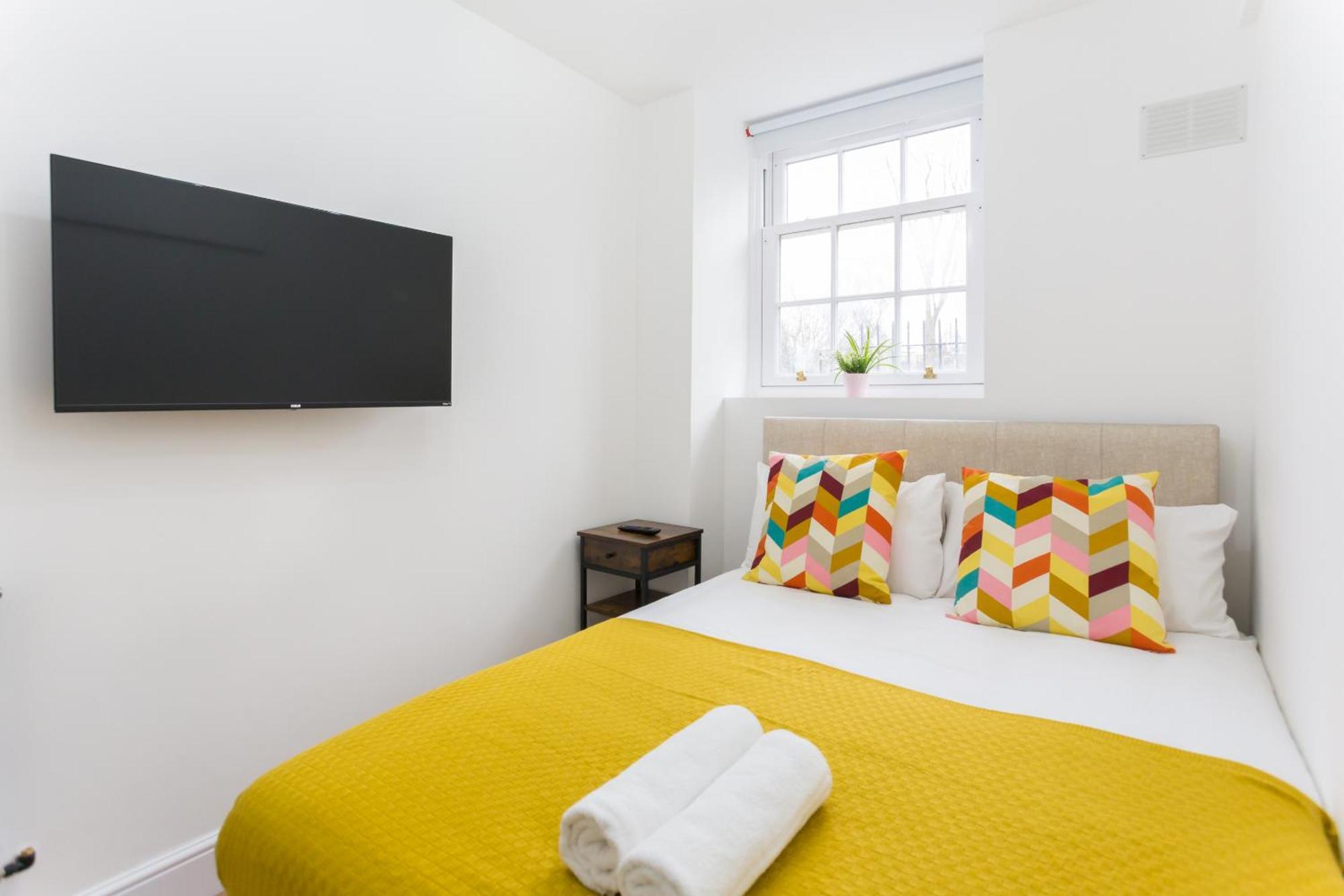 City Centre One Bedroom Apartment Next To Station, Newly Renovated Лондон Экстерьер фото