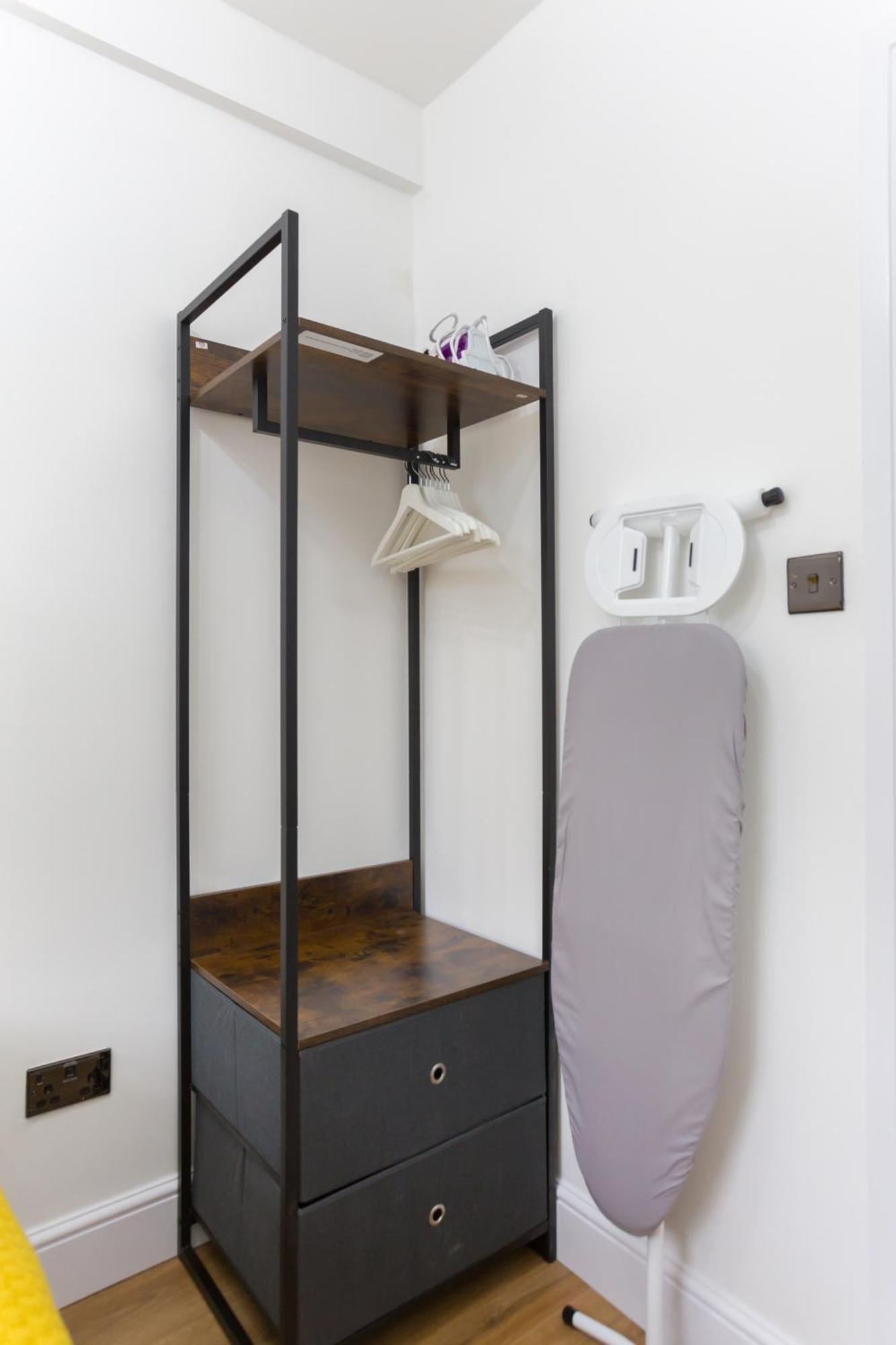 City Centre One Bedroom Apartment Next To Station, Newly Renovated Лондон Экстерьер фото