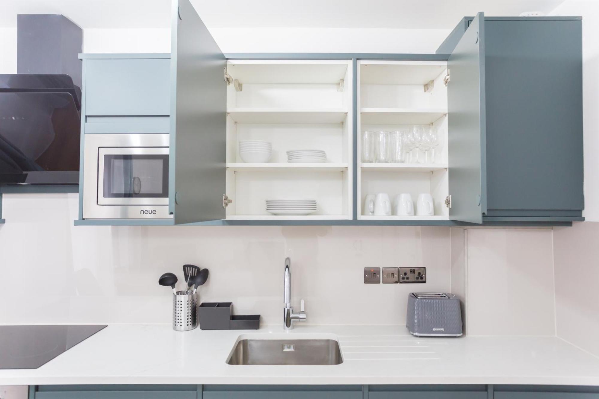 City Centre One Bedroom Apartment Next To Station, Newly Renovated Лондон Экстерьер фото
