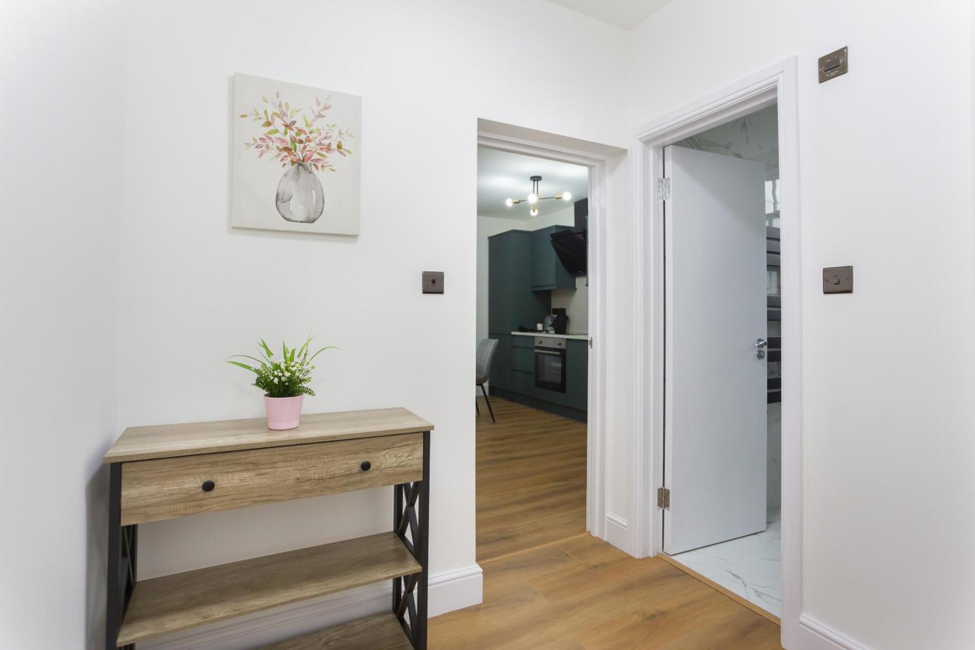 City Centre One Bedroom Apartment Next To Station, Newly Renovated Лондон Экстерьер фото