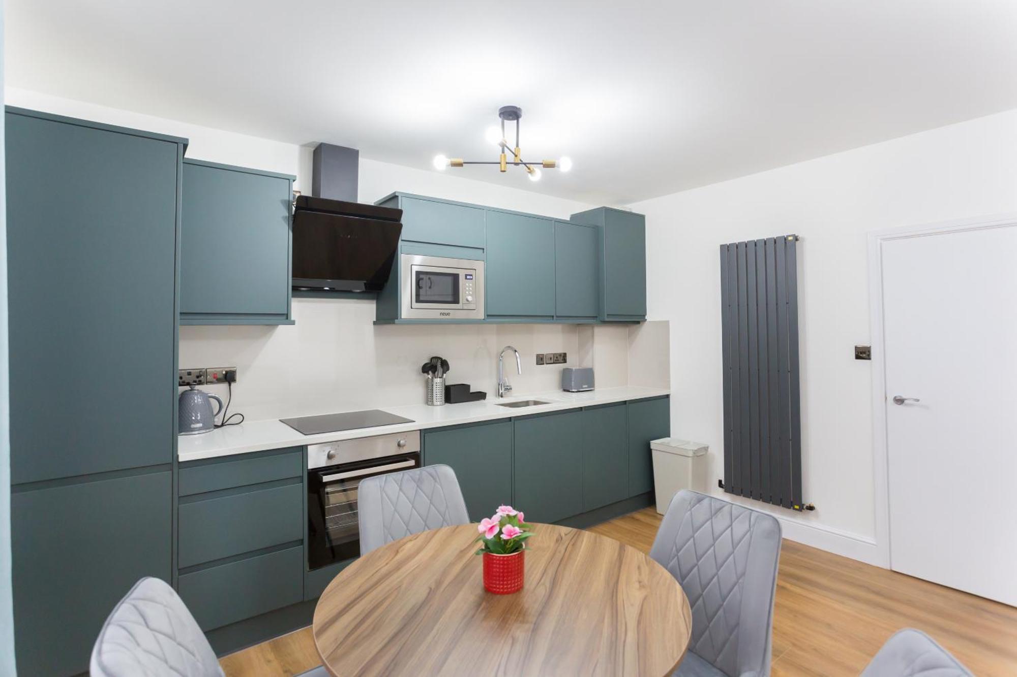 City Centre One Bedroom Apartment Next To Station, Newly Renovated Лондон Экстерьер фото