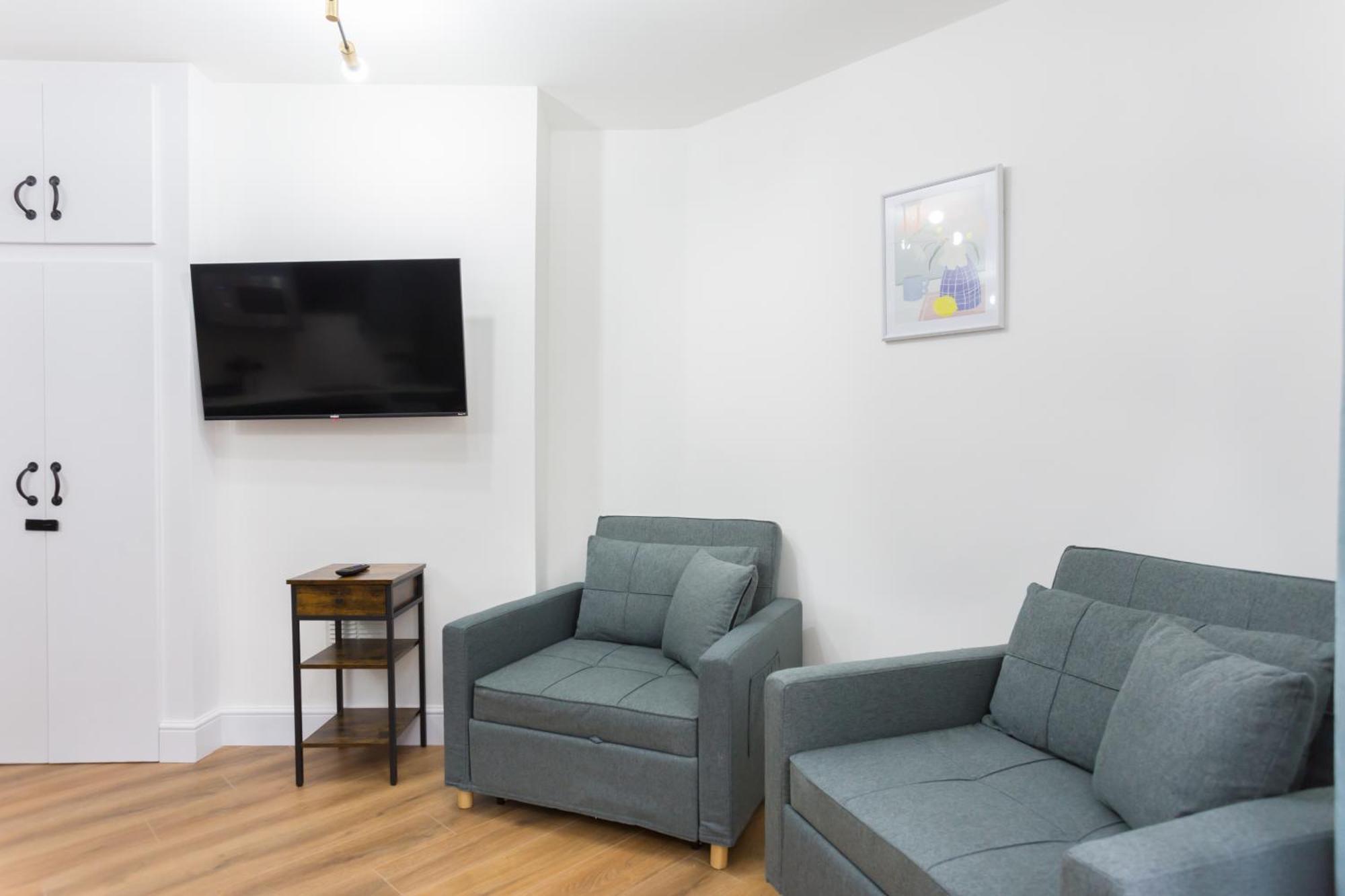 City Centre One Bedroom Apartment Next To Station, Newly Renovated Лондон Экстерьер фото