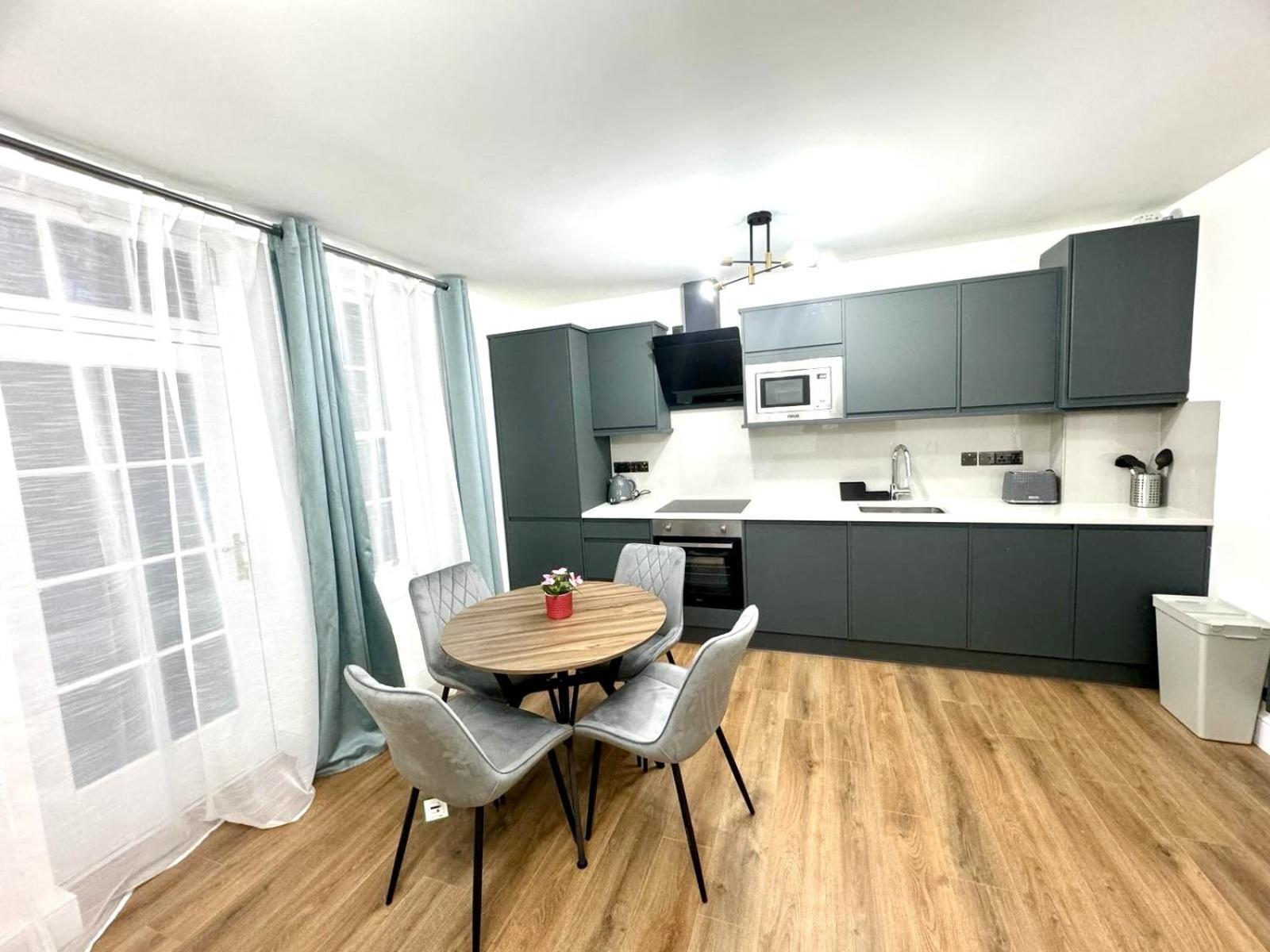 City Centre One Bedroom Apartment Next To Station, Newly Renovated Лондон Экстерьер фото