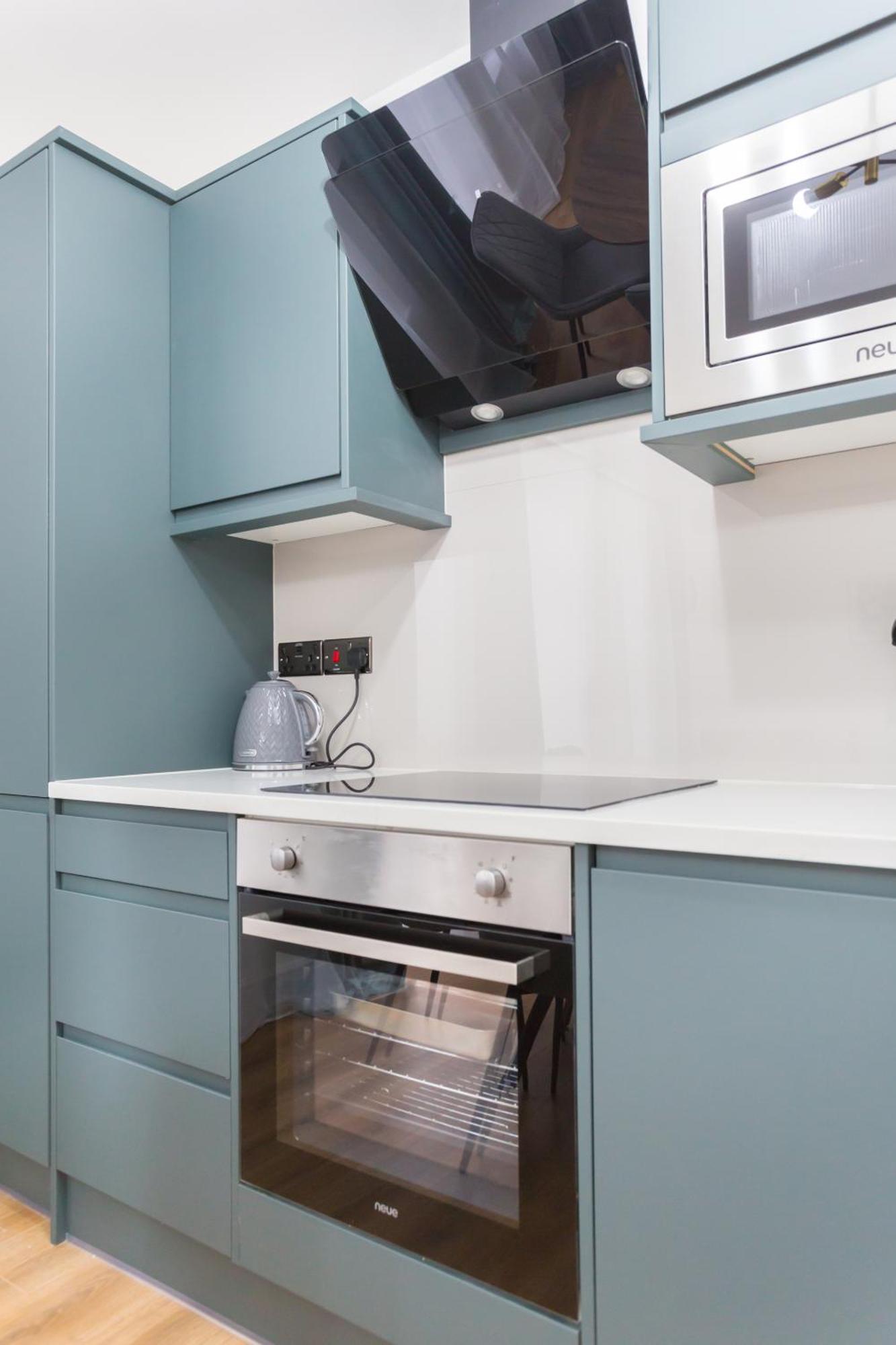 City Centre One Bedroom Apartment Next To Station, Newly Renovated Лондон Экстерьер фото