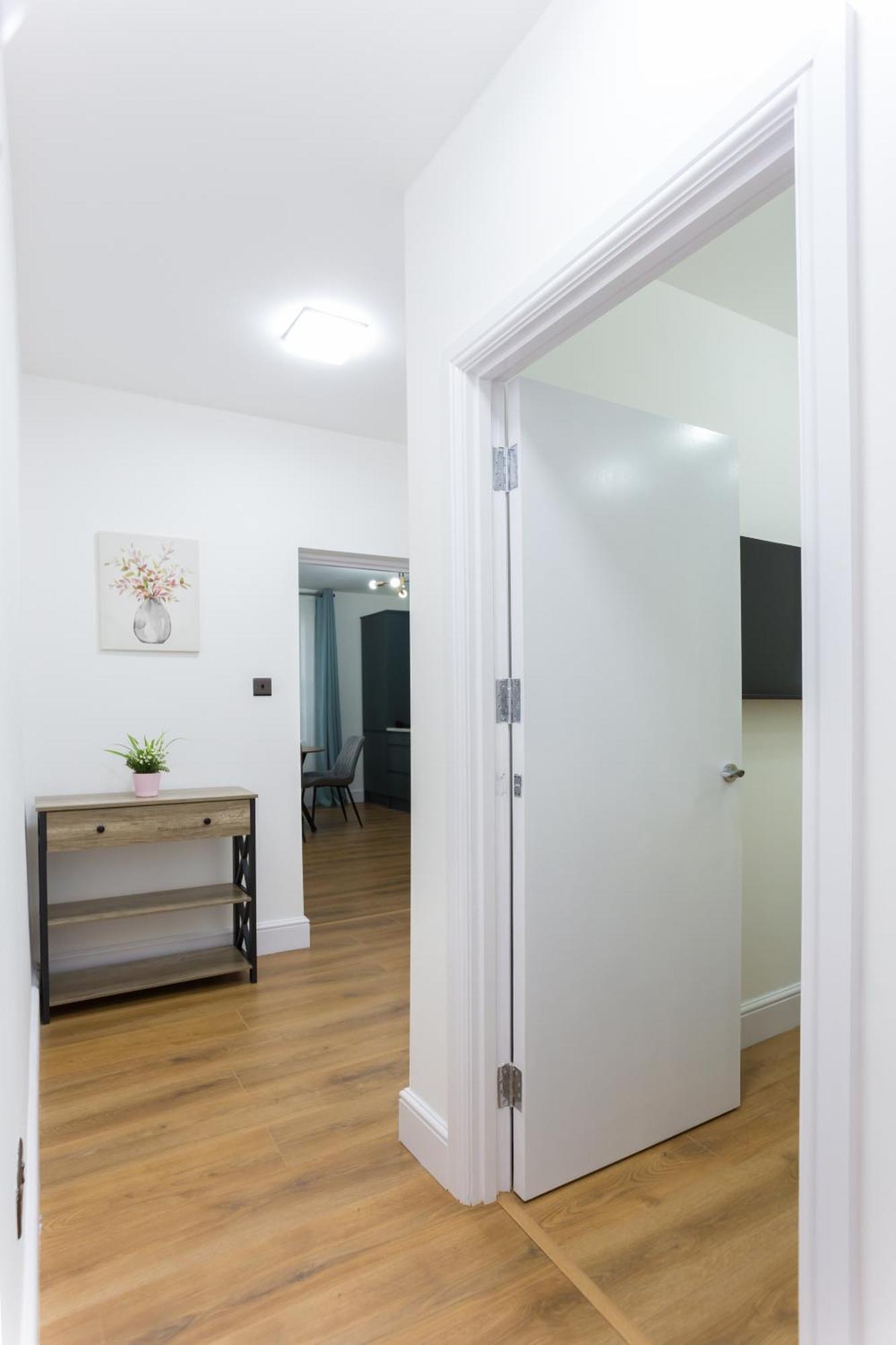 City Centre One Bedroom Apartment Next To Station, Newly Renovated Лондон Экстерьер фото