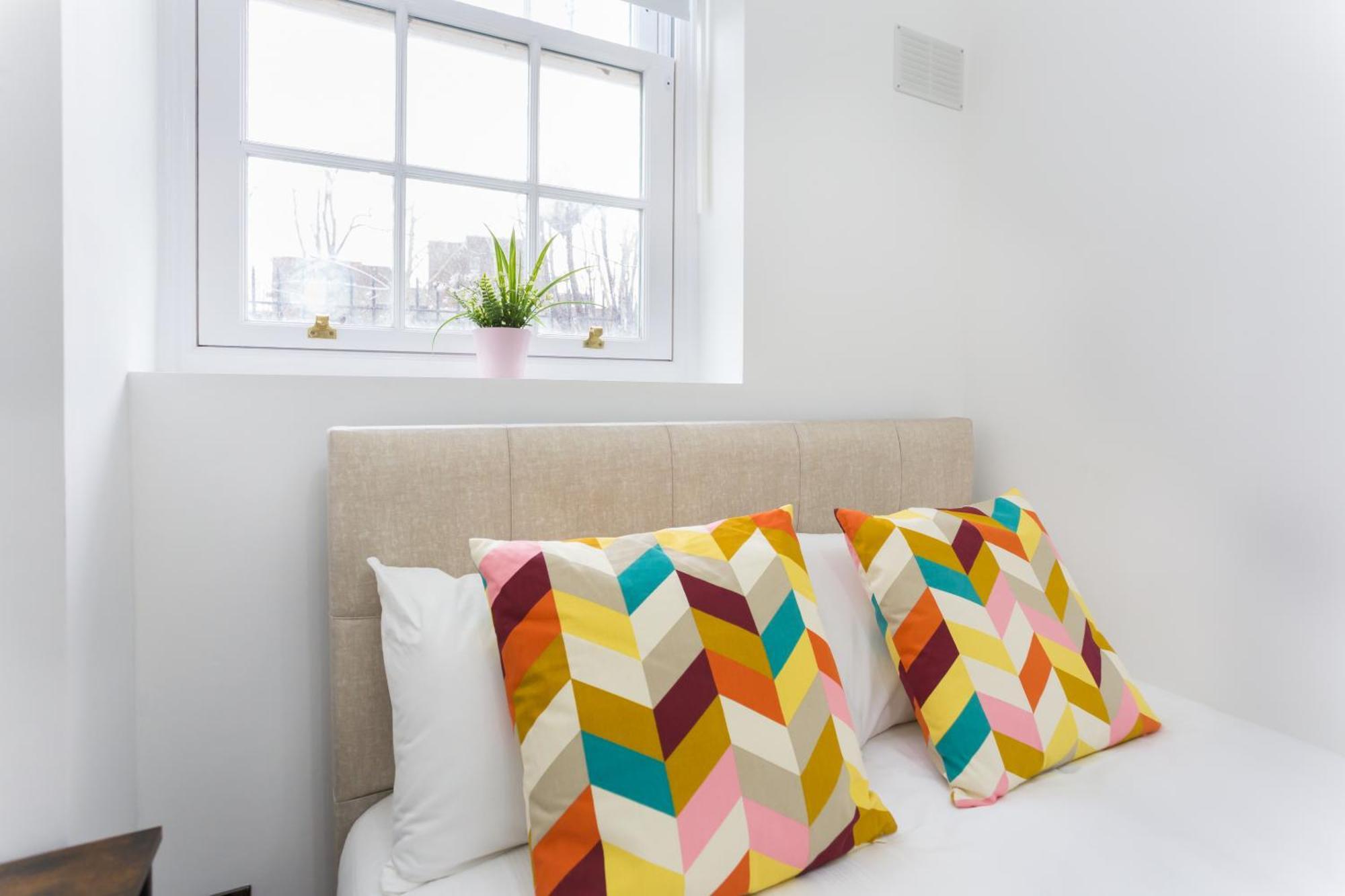 City Centre One Bedroom Apartment Next To Station, Newly Renovated Лондон Экстерьер фото