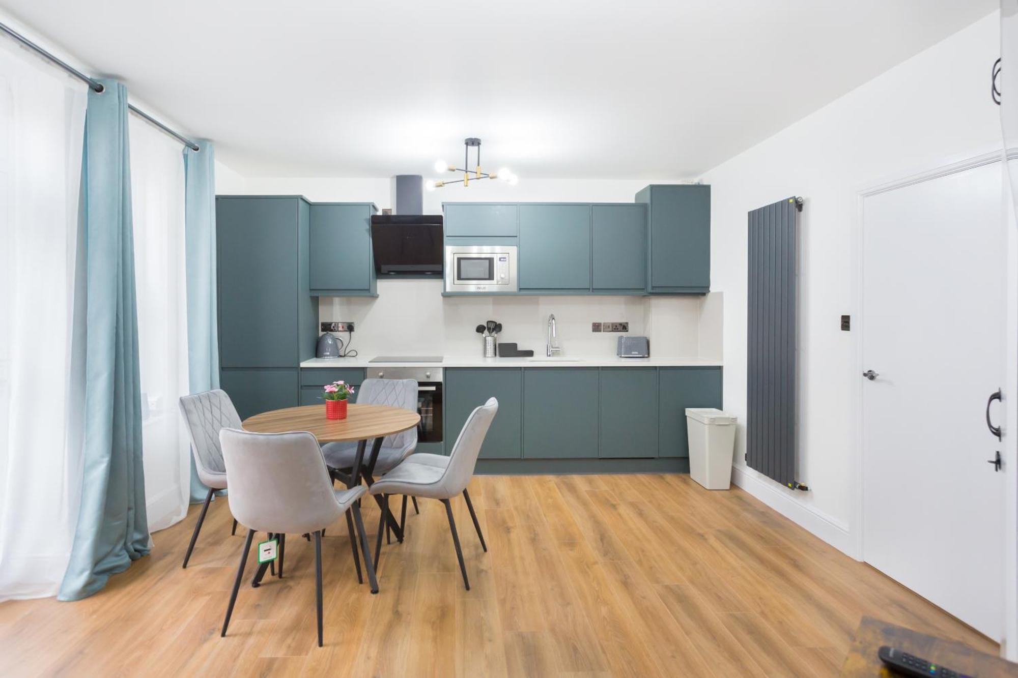 City Centre One Bedroom Apartment Next To Station, Newly Renovated Лондон Экстерьер фото