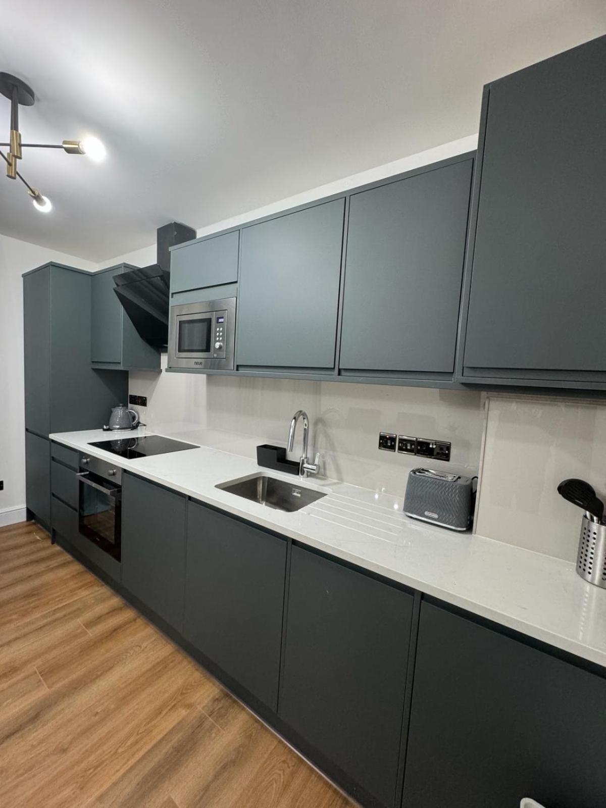 City Centre One Bedroom Apartment Next To Station, Newly Renovated Лондон Экстерьер фото