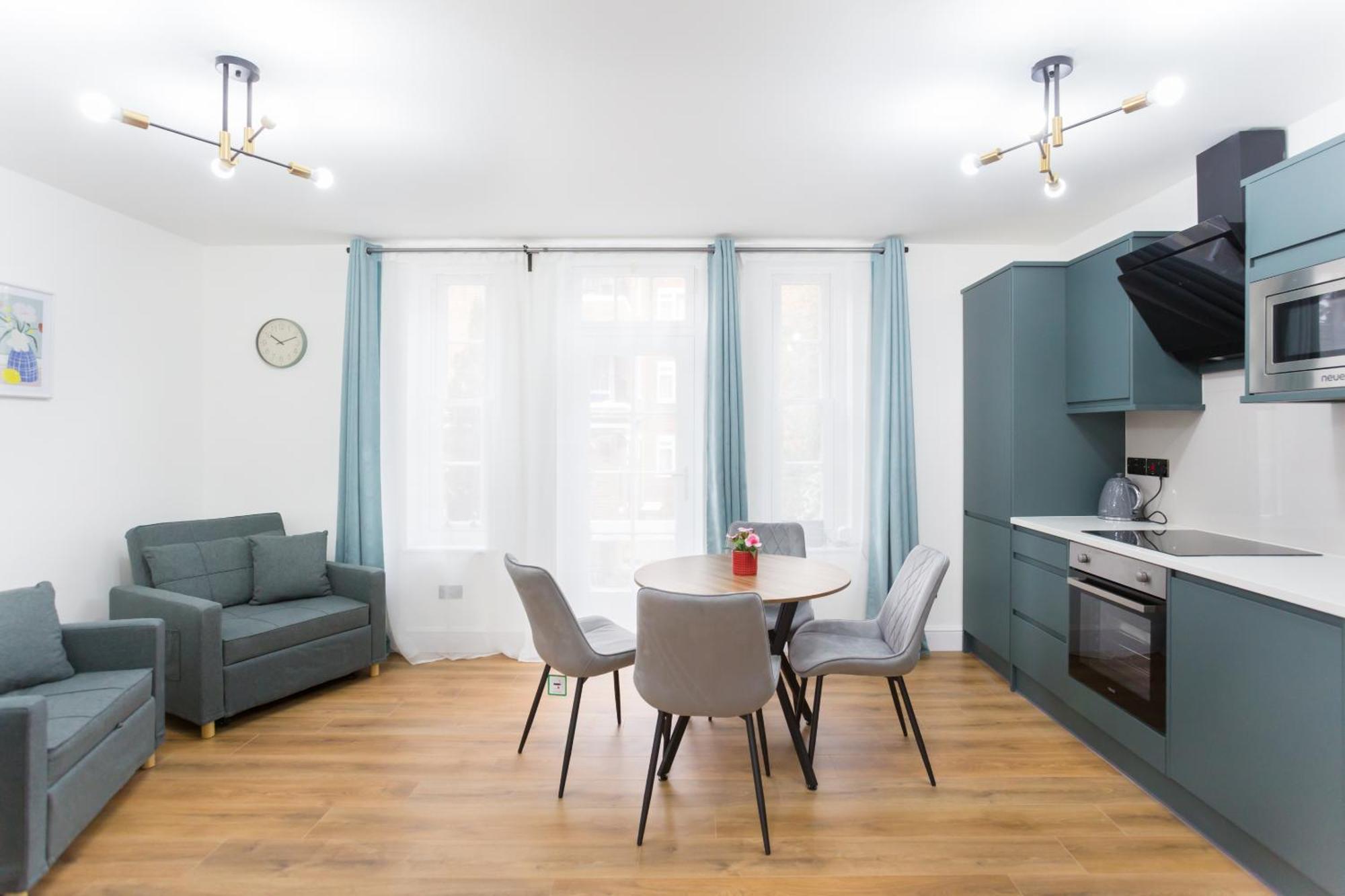 City Centre One Bedroom Apartment Next To Station, Newly Renovated Лондон Экстерьер фото