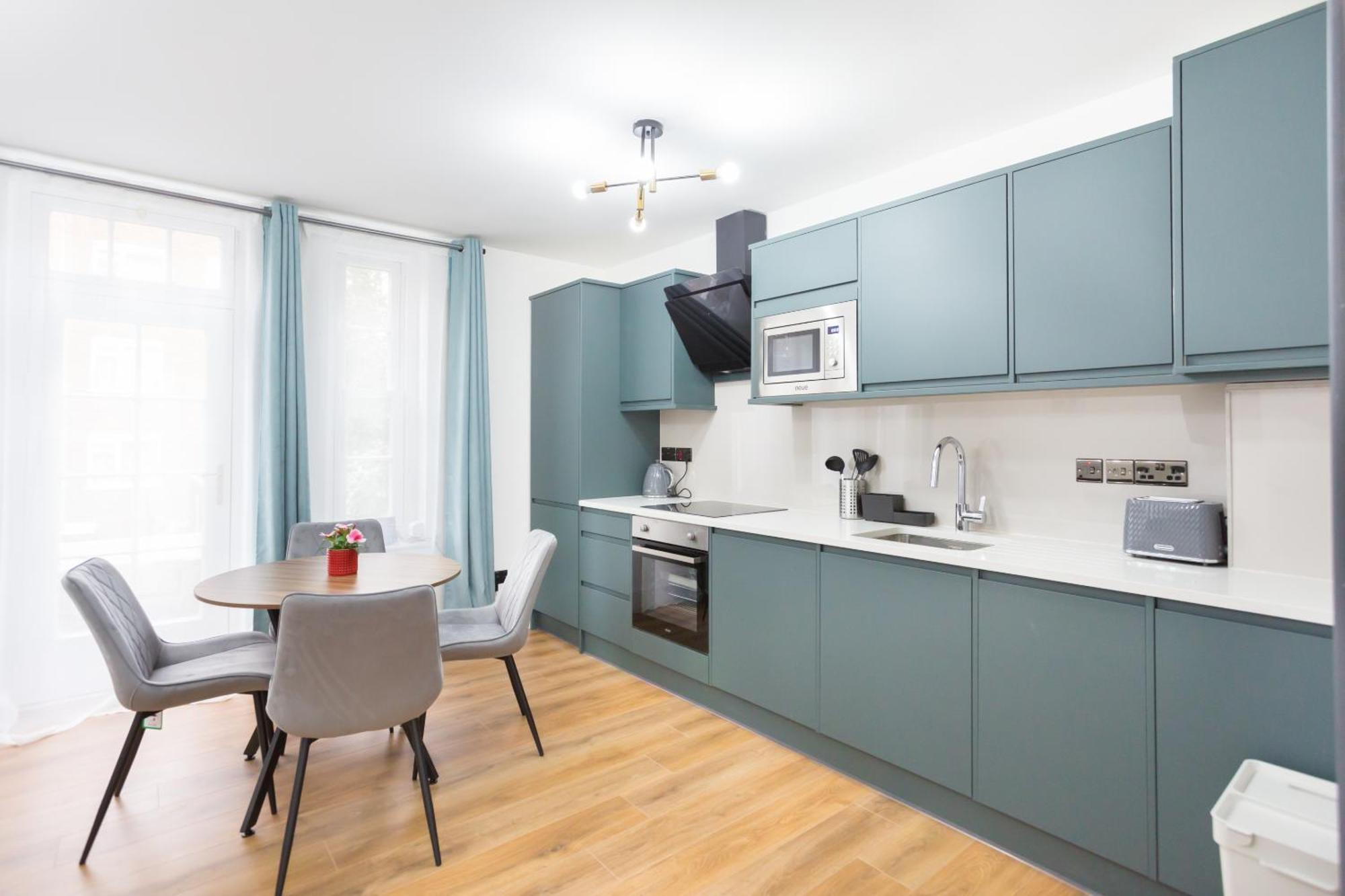 City Centre One Bedroom Apartment Next To Station, Newly Renovated Лондон Экстерьер фото