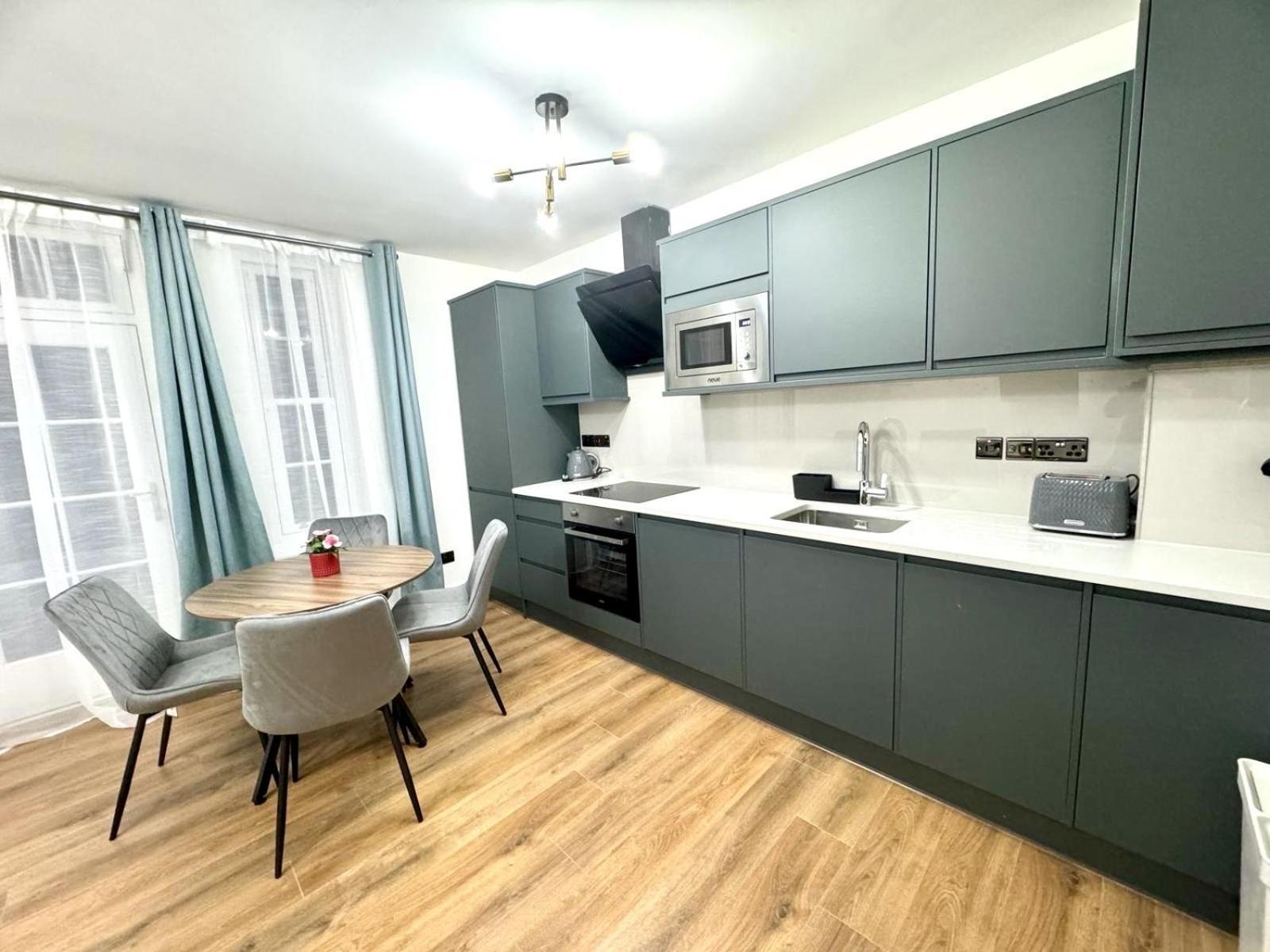 City Centre One Bedroom Apartment Next To Station, Newly Renovated Лондон Экстерьер фото