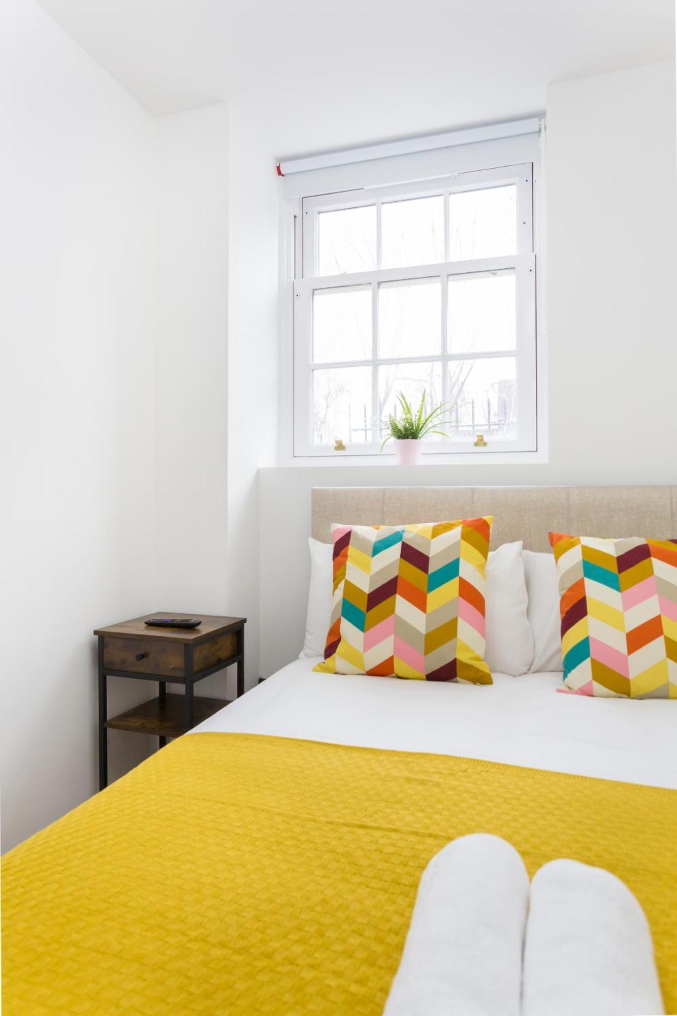 City Centre One Bedroom Apartment Next To Station, Newly Renovated Лондон Экстерьер фото