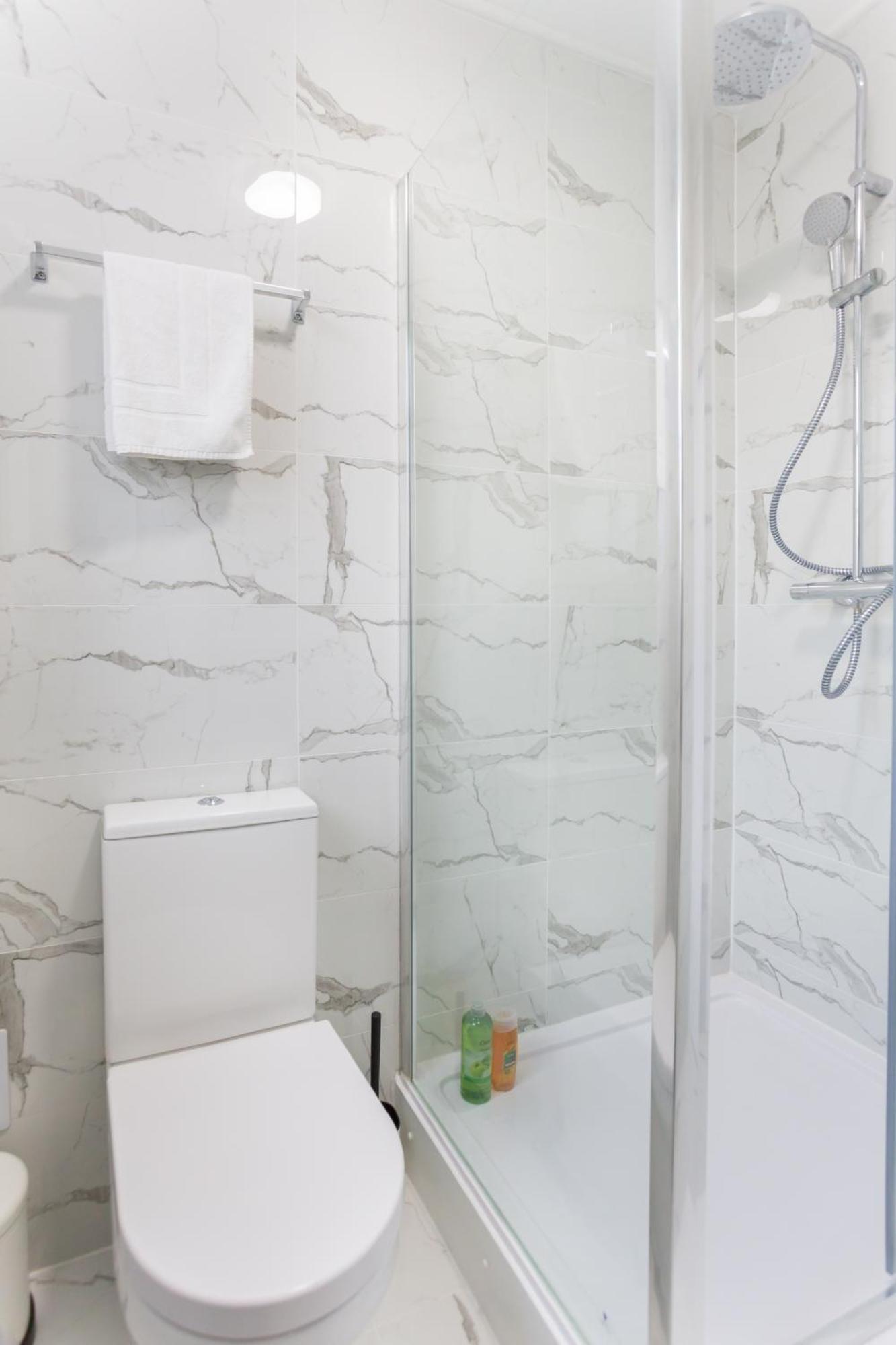 City Centre One Bedroom Apartment Next To Station, Newly Renovated Лондон Экстерьер фото